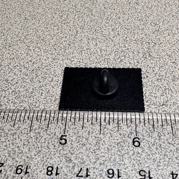 Sailor Moon Enamel Pin - Picture 4 of 4